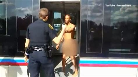 VIDEO: Naked man stunned with Taser after slapping Houston。